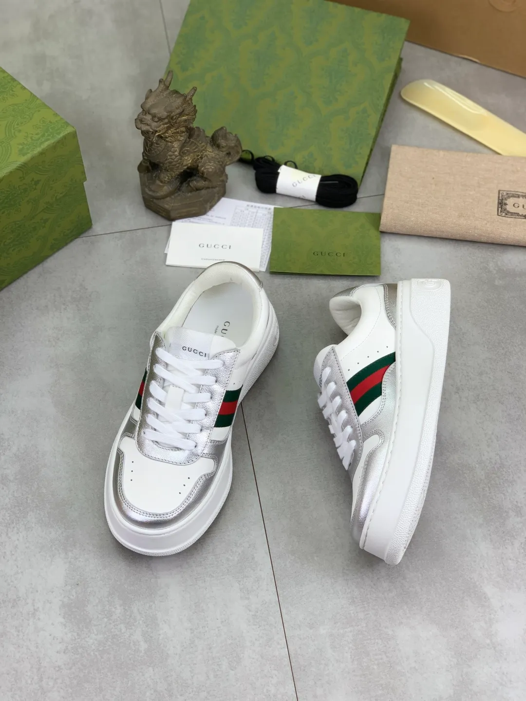 Men's shoes 💰P600 new GUCCI high version 🆕New series, 👫couple biscuit shoes, thick-soled sneakers, these are really comfortable, super light, comfortable and versatile, 👍a must-have item, this item is full of fun retro flavor. G’s new series continues to seek inspiration from daily life in other eras and incorporates the essence of current design to create refreshing designs. This sneaker is made of GG printed canvas and decorated with the classic double G monogram pattern, highlighting the profound connotation of the brand logo. GG printed embossed leather, glossy leather details, 5cm taller, instantly enhances your aura when worn! (With a complete set of packaging bags) Airplane box Size: 35-45